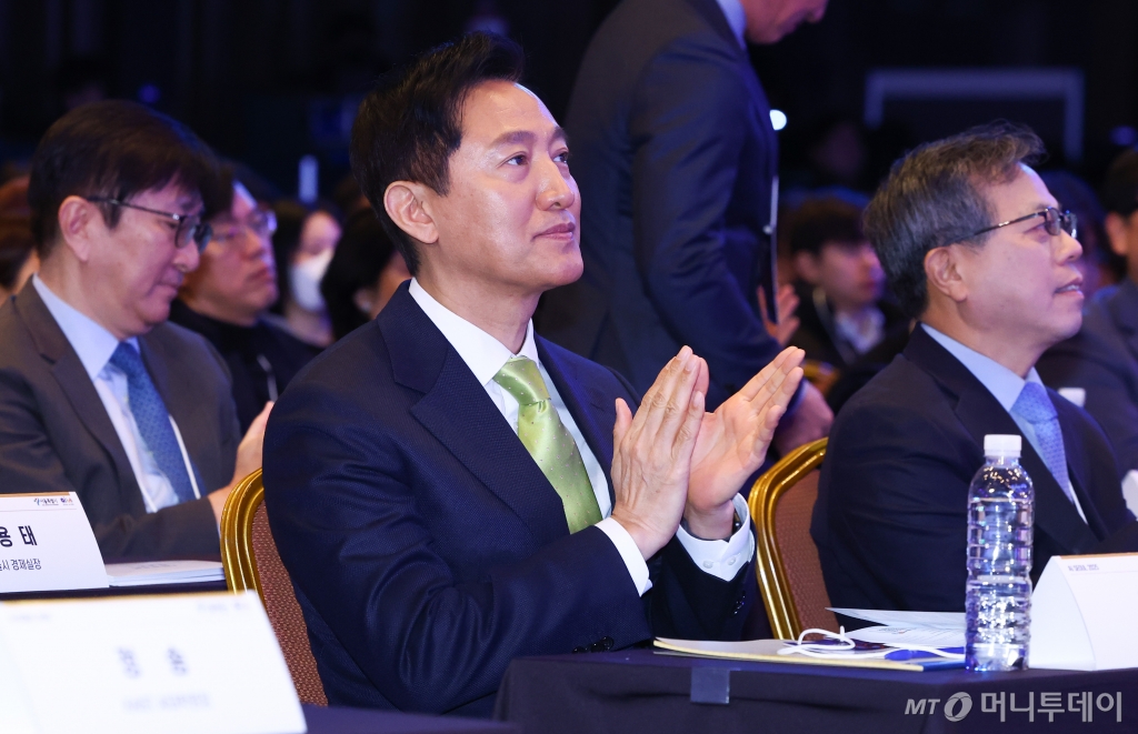 [서울=뉴시스] 황준선 기자 = 오세훈 서울시장이 11일 오전 서울 강남구 코엑스 그랜드볼룸에서 AI로 만드는 조화로운 사회를 주제로 열린 AI SEOUL 2025 컨퍼런스에 참석해 박수치고 있다. 2025.02.11. hwang@newsis.com /사진=