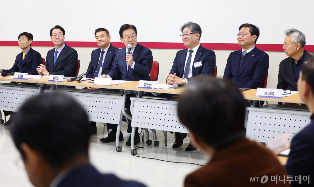 이재명 더불어민주당 대표가 11일 오후 경기도 화성시 아비만엔지니어링에서 열린 '경영악화 수출기업 애로 청취 현장 간담회'에서 인사말을 하고 있다. / 사진제공=뉴시스
