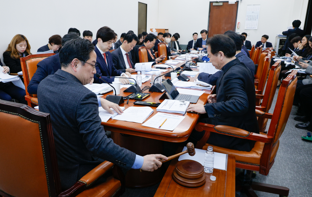 박수영 국회 기획재정위원회 조세소위원장이 11일 서울 여의도 국회에서 열린 제422회국회(임시회) 제1차 조세소위원회에서 조세특례제한법 개정안 등을 논의하기 위해 의사봉을 두드리고 있다./사진제공=뉴스1 /사진=(서울=뉴스1) 안은나 기자