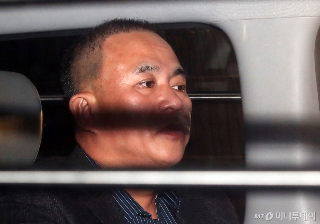(창원=뉴스1) 윤일지 기자 = 윤석열 대통령 부부 공천 개입 의혹의 핵심 인물인 명태균 씨가 14일 오후 공천을 대가로 정치자금을 주고받은 혐의(정치자금법 위반)로 경남 창원시 성산구 창원지방법원에서 열린 구속 전 피의자 심문(영장실질심사)을 마친 후 대기 장소인 창원교도소로 가기 위해 호송차에 탑승하고 있다. 2024.11.14/뉴스1 Copyright © 뉴스1. All rights reserved. 무단 전재 및 재배포, AI학습 이용 금지. /사진=(창원=뉴스1) 윤일지 기자