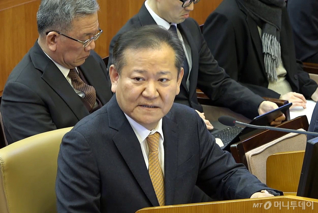 (서울=뉴스1) = 이상민 전 행정안전부 장관이 11일 오전 서울 종로구 헌법재판소에서 열린 윤석열 대통령 탄핵 심판 7차 변론기일에 증인으로 출석해 질문에 답변하고 있다. (헌법재판소 제공) 2025.2.11/뉴스1  Copyright © 뉴스1. All rights reserved. 무단 전재 및 재배포,  AI학습 이용 금지. /사진=(서울=뉴스1)