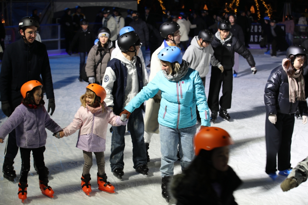 서울광장 스케이트장을 이용중인 외국인. /사진=서울시