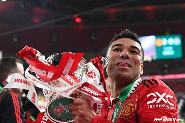 카세미루가 잉글랜드카라바오컵(리그컵) 우승 트로피를 들고 있다. /AFPBBNews=뉴스1