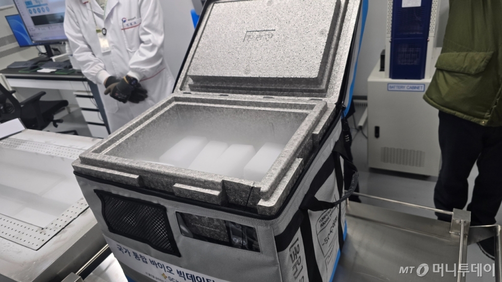 지난 11일 오후 1시쯤 충북 청주시 국립중앙인체자원은행(NBK)에 냉동 상태로 입고된 '국가 통합 바이오 빅데이터 구축사업' 검체가 접수실에서 검수 과정을 앞두고 있다. /사진=홍효진 기자