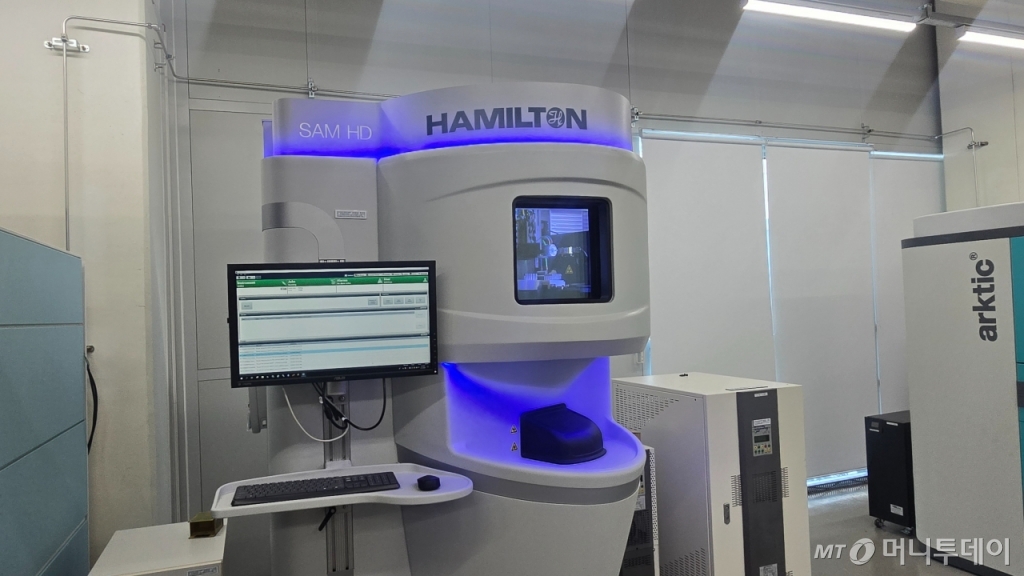 지난 11일 오후 1시쯤 충북 청주시 국립중앙인체자원은행(NBK) 내 설치된 자동화 장비. 해당 장비는 로봇을 통해 자동화된 알고리즘으로 검체가 담긴 튜브용기를 이동시키는 작업을 한다. /사진=홍효진 기자