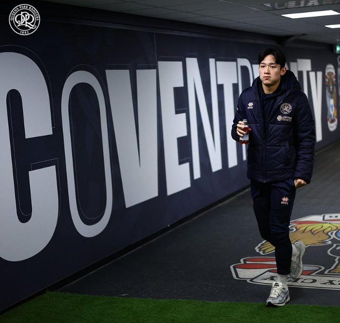 양민혁이 12일(한국시간) 영국 코번트리의 더 코번트리 빌딩 소사이어티 아레나에서 열린 QPR 대 코번트리의 '2024~2025시즌 잉글랜드 챔피언십(2부 리그)' 32라운드에서 경기장에 들어서고 있다. /사진=QPR 공식 SNS 갈무리
