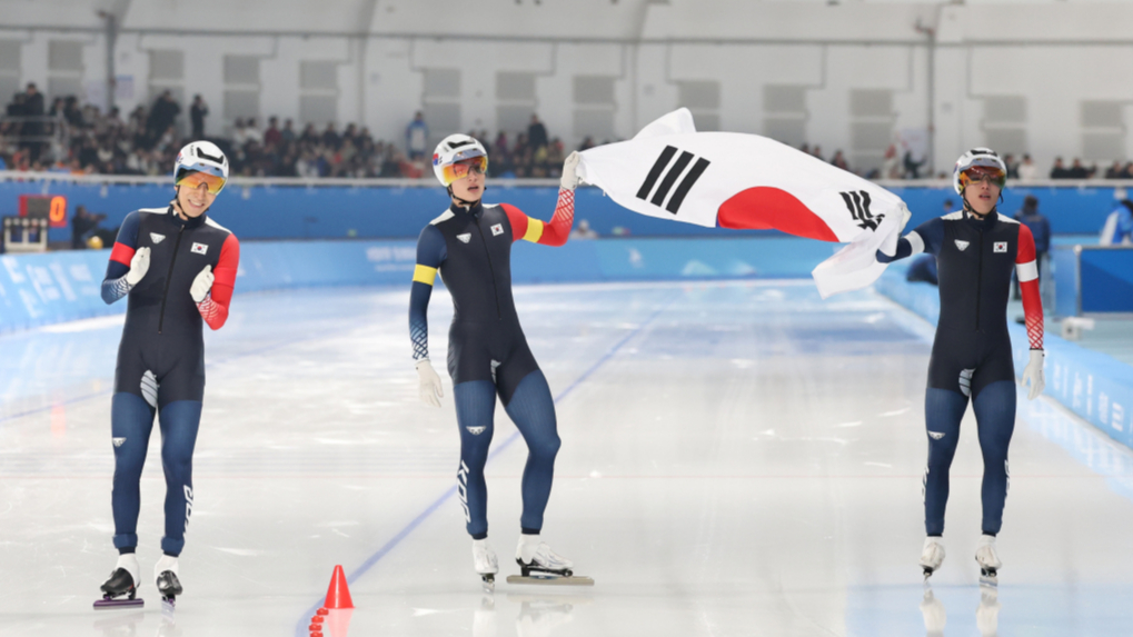 11일 중국 하얼빈 스피드스케이트 오벌에서 열린 '2025 하얼빈 동계아시안게임' 스피드스케이팅 남자 팀추월 종목에서 이승훈(왼쪽부터)과 박상언, 정재원이 은메달을 따낸 뒤 태극기 세리머니를 펼치는 모습. /사진=뉴스1