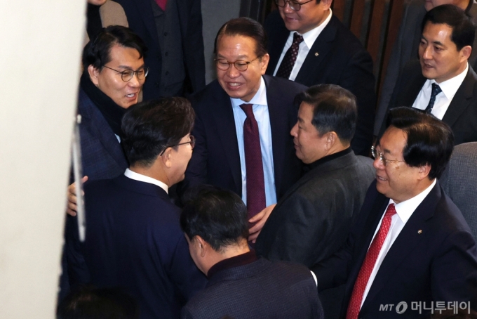 권성동 국민의힘 원내대표가 11일 서울 여의도 국회 본회의장에서 '다시 한번 힘차게 전진하는 대한민국을 만들겠다'는 주제로 제422회 국회(임시회) 교섭단체 대표연설을 마친뒤 권영세 비대위원장 등과 인사나누고 있다. 2025.2.11/사진=뉴스1 /사진=(서울=뉴스1) 이광호 기자