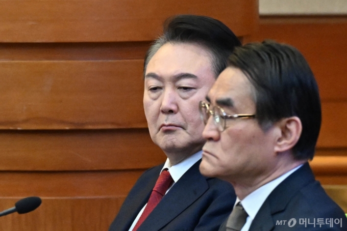 윤석열 대통령이 11일 서울 종로구 헌법재판소에서 열린 '윤석열 대통령 탄핵심판 7차 변론'에 출석하고 있다. 2025.02.11. /사진=뉴시스 /사진=