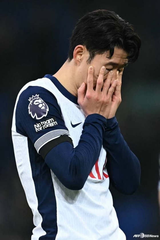 손흥민이 지난 19일(한국시간) 영국 리버풀의 구디슨 파크에서 열린 2024~2025시즌 잉글랜드 프리미어리그(EPL) 22라운드 후 아쉬워하고 있다. /AFPBBNews=뉴스1