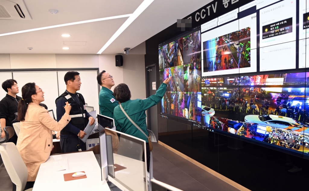이한경 행정안전부 재난안전관리본부장이 1일 핼러윈 데이를 맞아 서울 용산구 CCTV 통합관제센터를 방문해 인파 안전관리대책 상황 등을 점검하고 있다./사진제공=행안부