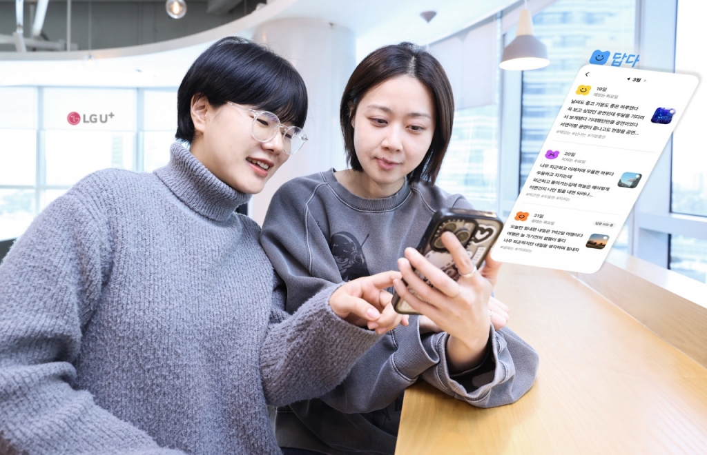 LG유플러스 직원이 ‘답다’ 서비스를 소개하고 있다. /사진=LG유플러스