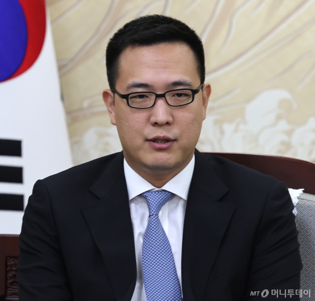 [인천=뉴시스] 전진환 기자 = 김동선 한화호텔앤리조트 미래비전총괄 부사장이 15일 오후 인천 남동구 인천시청에서 열린 인천시-수도권매립지(승마장) 활성화를 위한 업무협약 체결식에서 인사말을 하고 있다. 2025.01.15. amin2@newsis.com /사진=전진환