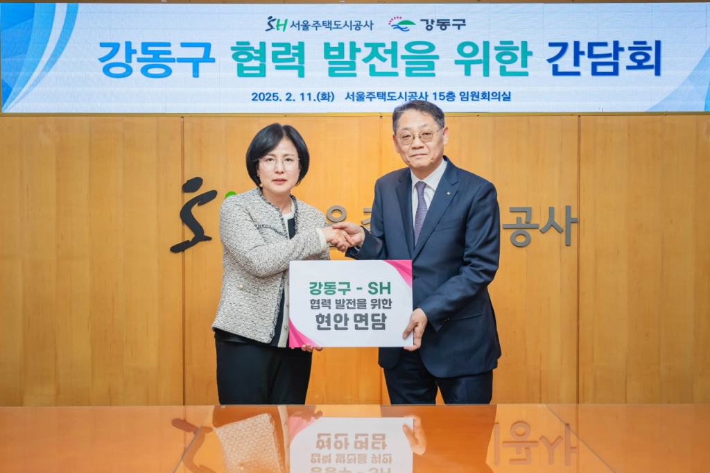 이달 11일 이수희 강동구청장은 서울주택도시공사(SH) 본사에서 황상하 SH공사 신임 사장을 만나 주요 현안에 대한 협조를 요청했다. /사진제공=강동구