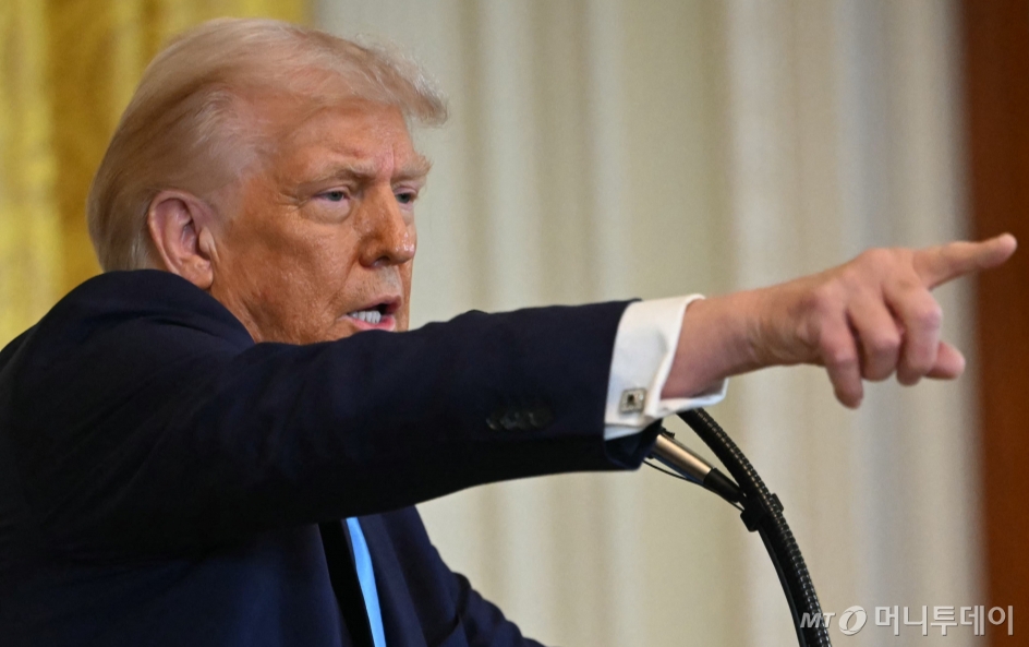 도널드 트럼프 미국 대통령이 지난 4일(현지시간) 워싱턴 백악관에서 베냐민 네타냐후 이스라엘 총리와 회담을 마친 뒤 기자회견서 “가자지구의 팔레스타인 주민을 다른 지역으로 이주시켜야 한다”고 밝히고 있다. / AFP=뉴스1