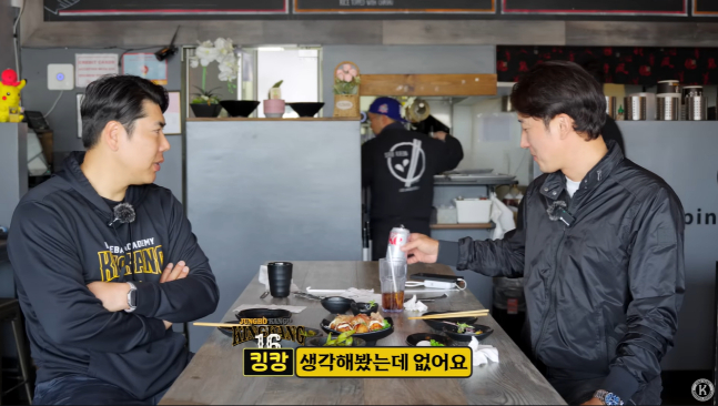강정호(왼쪽)가 11일 업로드 된 영상에서 이택근과 식사를 하며 메이저리그에 진출할 타자가 있느냐는 질문에 "생각해 봤는데 없다"고 단언했다. /사진=강정호 유튜브 영상 갈무리