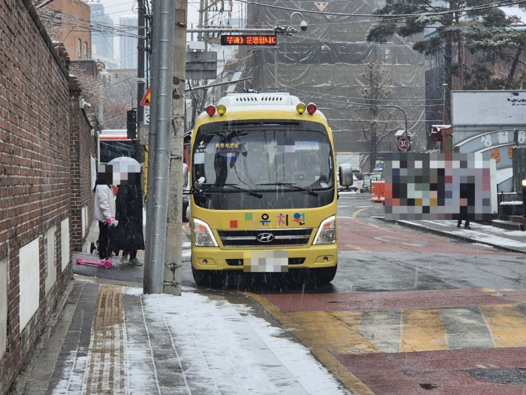 12일 오전 8시쯤 서울 노원구 중계동에서 학부모들이 유치원생 등원길에 동행한 모습. /사진=박진호 기자.