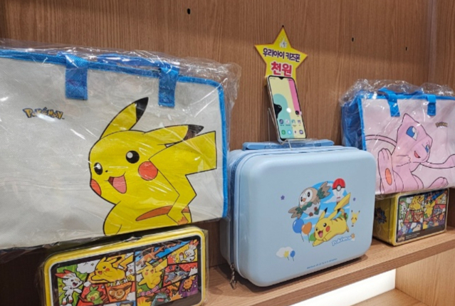 12일 오전 11시쯤 서울시 종로구의 한 휴대폰 대리점에서 키즈폰을 홍보하고 있는 모습/사진=박상혁 기자 