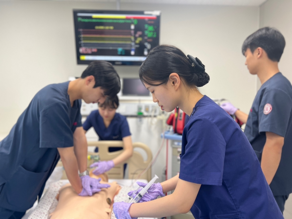 대구과학대 간호학과 학생들이 실습하고 있다./사진제공=대구과학대