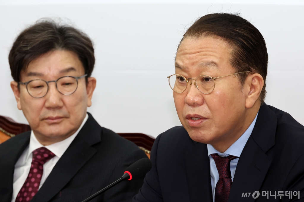 [서울=뉴시스] 조성우 기자 = 권영세(오른쪽) 국민의힘 비상대책위원장이 10일 오전 서울 여의도 국회에서 열린 비상대책위원회의에서 발언하고 있다. 왼쪽은 권성동 원내대표. 2025.02.10. xconfind@newsis.com /사진=조성우