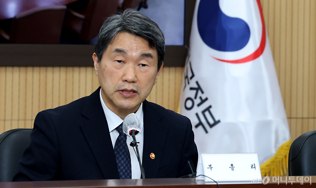 (세종=뉴스1) 김기남 기자 = 이주호 사회부총리 겸 교육부 장관이 11일 오후 세종시 정부세종청사에서 열린 사회관계장관회의에 앞서 지난 10일 대전의 한 초등학교 교사에 의해 사망한 김하늘 학생에 대한 대책마련과 추모 발언을 하고 있다. 2025.2.11/뉴스1 Copyright © 뉴스1. All rights reserved. 무단 전재 및 재배포, AI학습 이용 금지. /사진=(세종=뉴스1) 김기남 기자