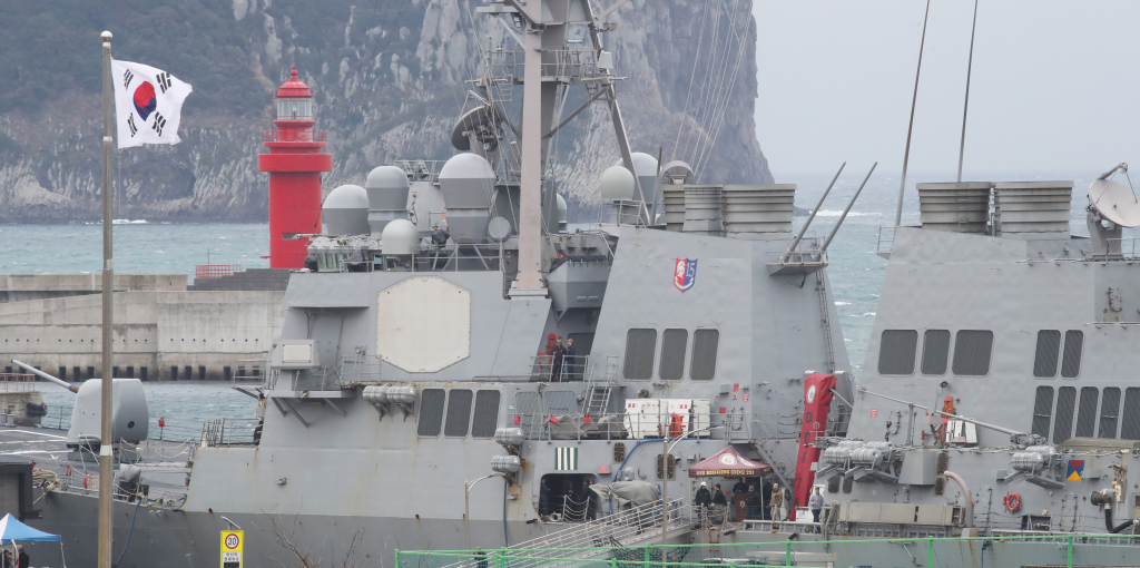 미국 해군 알레이버크급 이지스구축함인 히긴스함(DDG-76)이 지난해 2월 5일 오전 제주해군기지에 입항해 정박해 있다. 히긴스함은 함대지 순항미사일인 토마호크를 탑재하고 있으며, 군수 적재와 승조원 휴식을 위해 제주에 입항했다./사진=뉴스1
