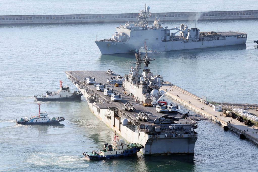 미국 해군 아메리카급 강습상륙함 1번함 '아메리카함'(LHA-6·4만5000t급·사진 아래)과 휘드비 아일랜드급 상륙함인 '컴스톡함'(LSD-45·1만6000t급·위)이 지난해 9월 5일 오전 부산 남구 해군작전사령부 부산작전기지에 입항하고 있다. 2014년 취역한 아메리카함은 길이 257m, 폭 32m 크기로, 이 함정이 우리나라에 입항한 것은 이번이 처음이다./사진=뉴시스