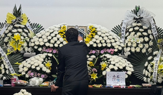 대전 서구 한 초등학교에서 40대 교사에게 살해된 김하늘양 아버지가 12일 빈소에서 하늘양의 영정사진을 어루만지는 모습./사진=뉴스1