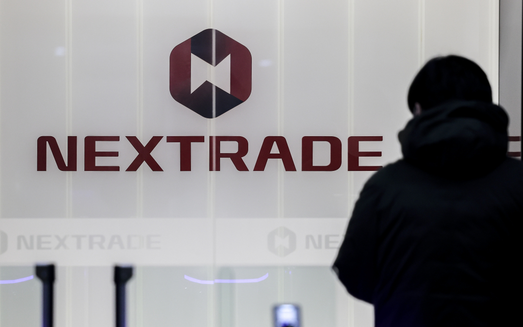 10일 서울 영등포구 넥스트레이드 사무실에서 직원들이 이동하고 있다. 국내 첫 대체거래소(ATS) 넥스트레이드가 다음달 4일 출범을 앞두고 테스트를 진행 중이다. 이날 29개 증권사가 참여하고, 종목 10개를 거래할 수 있는 서비스를 제공한다. 거래 종목은 점차 확대해 4월 약 800개로 늘어난다. 넥스트레이드는 한국거래소와 동시에 운영하는 정규 거래시간 외에도 오전 8시~8시50분 프리마켓과 오후 3시30분~8시의 에프터마켓을 운영한다. 이를 통해 우리나라 하루 주식거래 시간은 12시간으로 늘어난다. /사진=뉴시스 /사진=정병혁