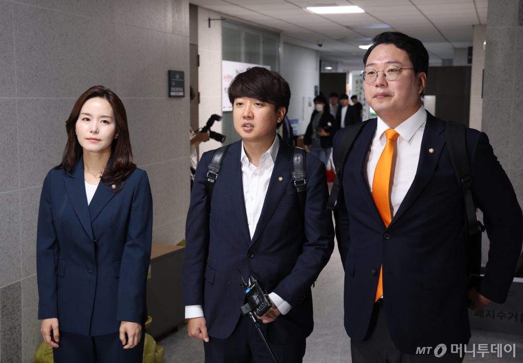 [서울=뉴시스] 고승민 기자 = 개혁신당 이준석(가운데), 천하람(왼쪽), 이주영 의원이 30일 서울 여의도 국회 의원회관 사무실로 등원하며 취재진 질문에 답하고 있다. 2024.05.30. kkssmm99@newsis.com /사진=고승민