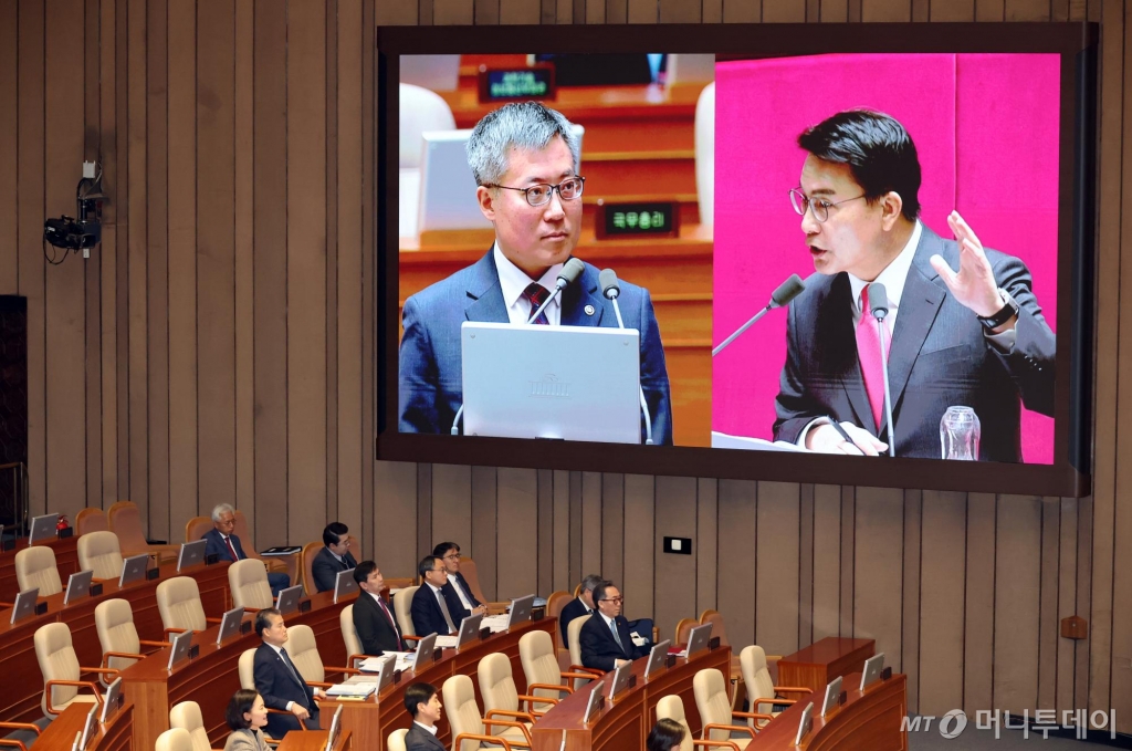 윤상현 국민의힘 의원과 김석우 법무부 장관 직무대행이 12일 서울 여의도 국회에서 열린 제422회 국회(임시회) 제4차 본회의 정치, 외교, 통일, 안보에 관한 질문에서 질의와 답변을 이어가고 있다./사진=뉴시스