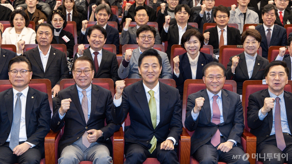 (서울=뉴스1) 이재명 기자 = 오세훈 서울시장과 권영세 국민의힘 비상대책위원장을 비롯한 참석자들이 12일 오전 서울 여의도 국회 도서관 대강당에서 서울특별시 ·서울연구원 주최로 열린 87체제 극복을 위한 지방분권 개헌 토론회에서 기념촬영을 하고 있다. 2025.2.12/뉴스1  Copyright © 뉴스1. All rights reserved. 무단 전재 및 재배포,  AI학습 이용 금지. /사진=(서울=뉴스1) 이재명 기자