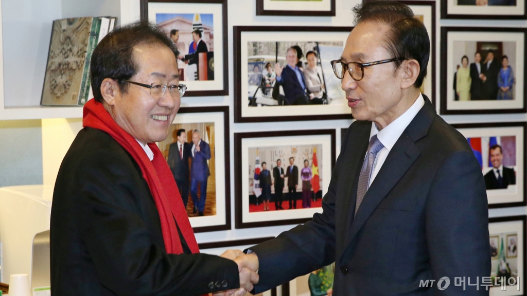 자유한국당 대표 홍준표가 3일 오후 서울 강남구 대치동 이명박 전 대통령 사무실을 방문해 악수를 하고 있다. /사진=이동훈 기자 /사진=이동훈 기자 photoguy@