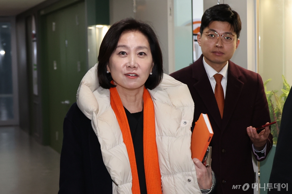 당원소환 투표 효력정지가처분 신청이 기각돼 대표직을 상실한 허은아 전 개혁신당 대표가 10일 오후 서울 영등포구 내 사무실에서 나와 이동하고 있다. 천하람 개혁신당 당대표 권한대행 겸 원내대표와 허 전 대표는 이날 오후 비공개 회동을 할 예정이었으나 연기했다. 2025.02.10. /사진=뉴시스