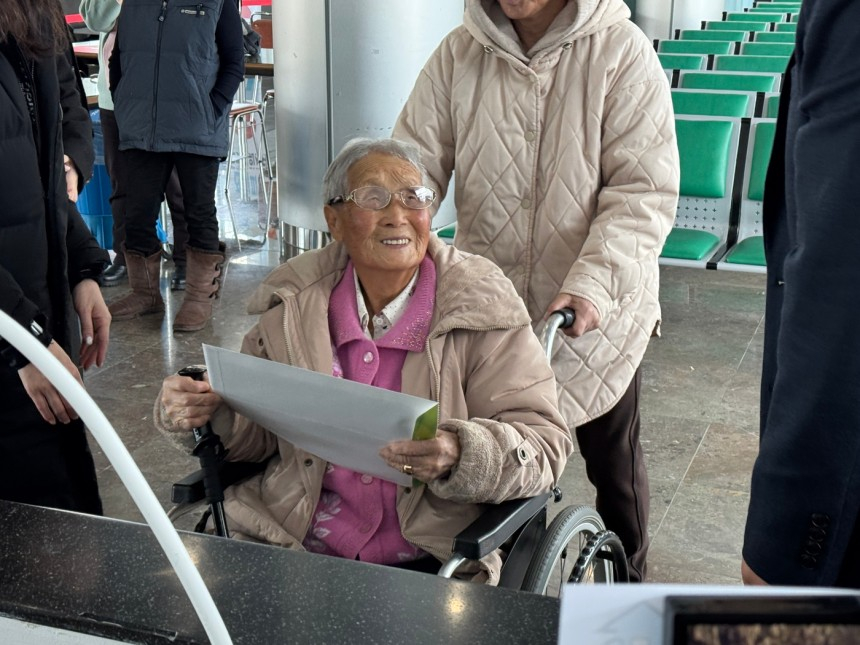 7일 인천지역본부 1층 고객접견실에서 최고령 계약자인 사할린동포 이손귀 어르신이 임대주택 계약체결을 위한 상담을 받은 뒤 미소 짓고 있다/사진제공=LH