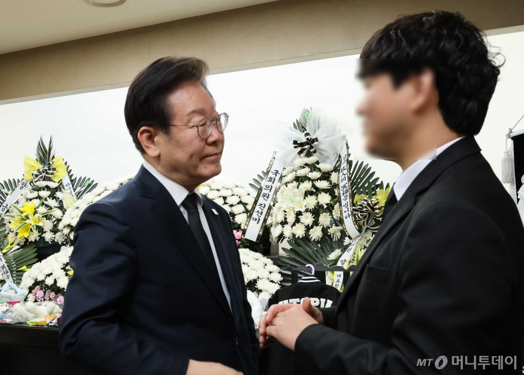 (대전=뉴스1) 김기태 기자 = 이재명 더불어민주당 대표가 12일 대전 서구 건양대병원 장례식장에서 교사에게 피살된 김하늘 양을 추모한 뒤 유가족을 위로하고 있다. 2025.2.12/뉴스1 Copyright © 뉴스1. All rights reserved. 무단 전재 및 재배포, AI학습 이용 금지. /사진=(대전=뉴스1) 김기태 기자