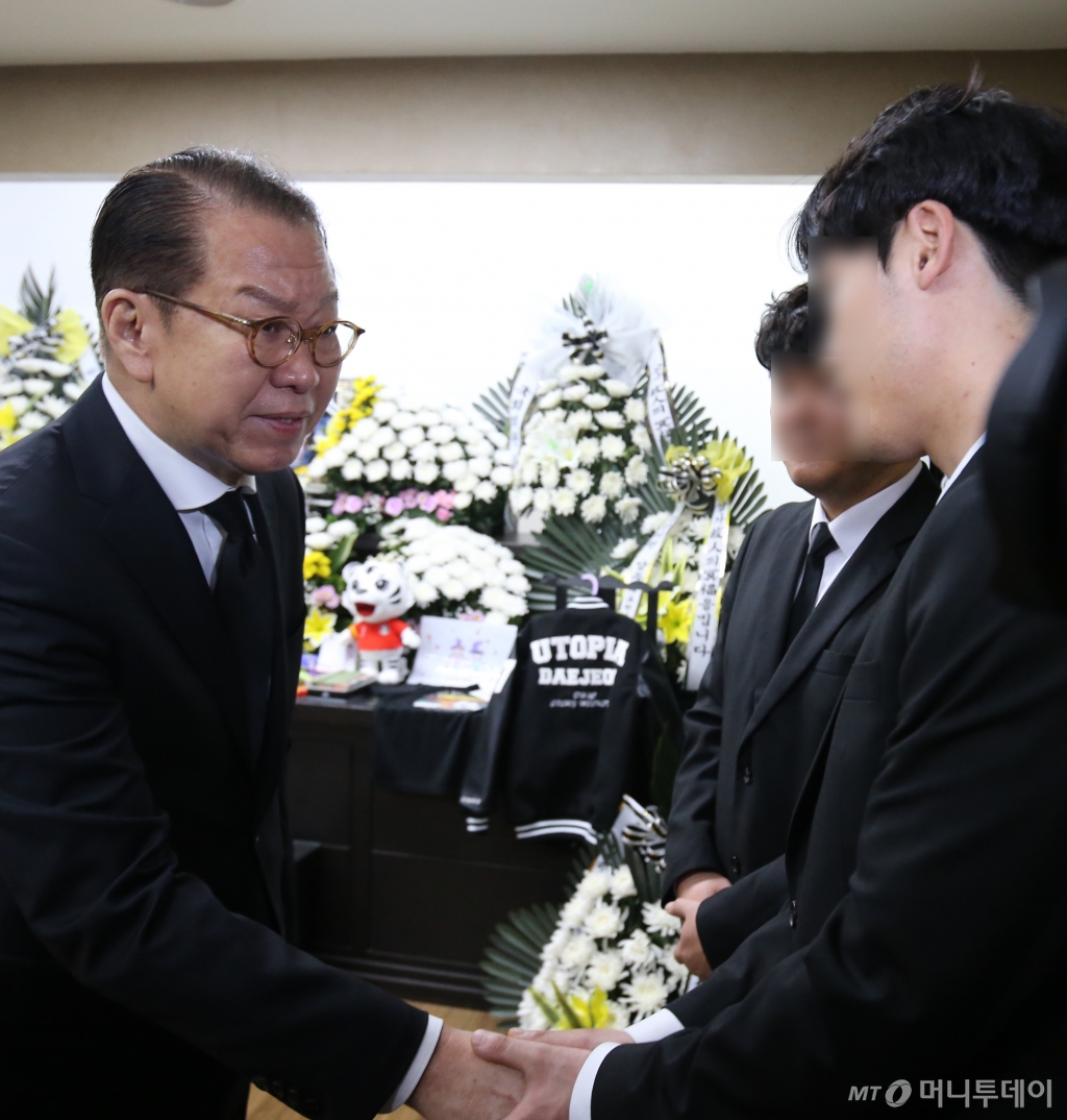 (대전=뉴스1) 김기태 기자 = 권영세 국민의힘 비상대책위원장이 12일 대전 서구 건양대병원 장례식장에서 교사에게 피살된 김하늘양을 추모한 뒤 유가족을 위로하고 있다. 2025.2.12/뉴스1 Copyright © 뉴스1. All rights reserved. 무단 전재 및 재배포, AI학습 이용 금지. /사진=(대전=뉴스1) 김기태 기자