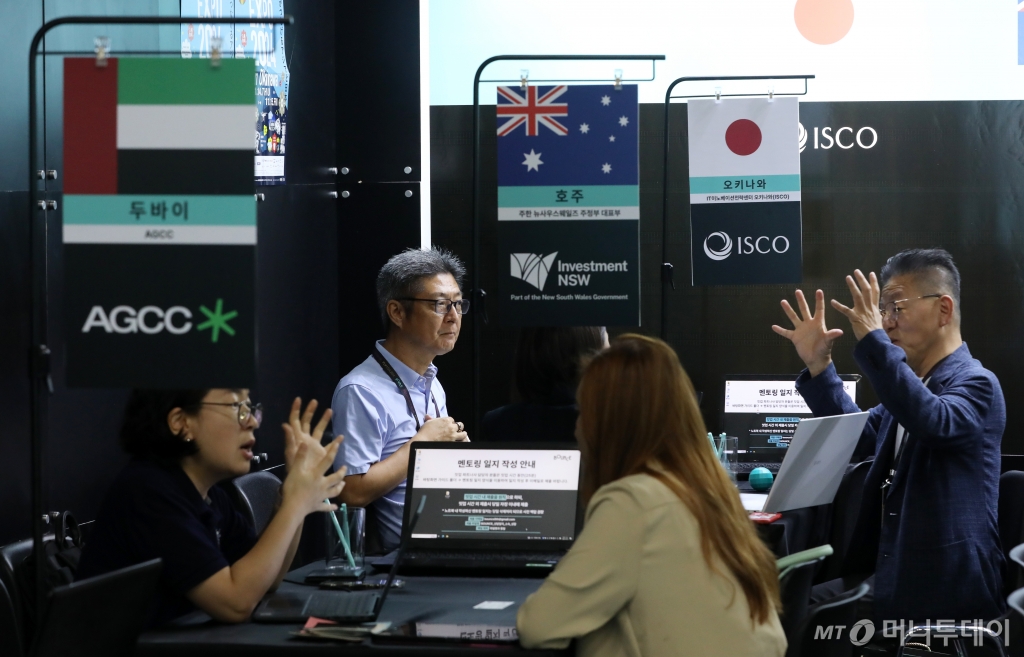 (부산=뉴스1) 윤일지 기자 = 부산 해운대구 벡스코 제1전시장에서 열린 '바운스 2024'(BOUNCE 2024)에서 일본, 호주, 미주, 유럽연합(EU), 중동 등 여러 국가의 도시 전문가들이 신생기업의 글로벌 진출을 위한 현장 상담을 지원하는 '글로벌 오피스아워' 프로그램이 진행되고 있다. 2024.10.1/뉴스1  /사진=(부산=뉴스1) 윤일지 기자