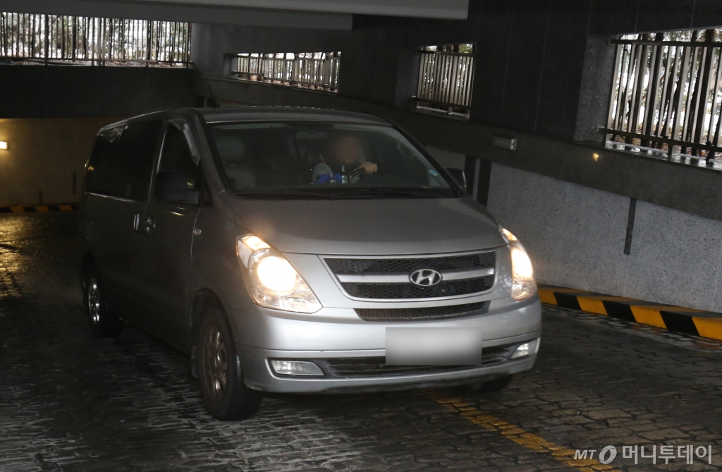 (대전=뉴스1) 김기태 기자 = 김하늘 양을 흉기로 살해한 40대 여교사에 대한 경찰이 강제 수사가 시작된 가운데 12일 대전 유성구 여교사의 자택에 대한 압수수색을 마친 경찰관이 탑승한 차량이 아파트를 나서고 있다. 2025.2.12/뉴스1  Copyright © 뉴스1. All rights reserved. 무단 전재 및 재배포,  AI학습 이용 금지. /사진=(대전=뉴스1) 김기태 기자