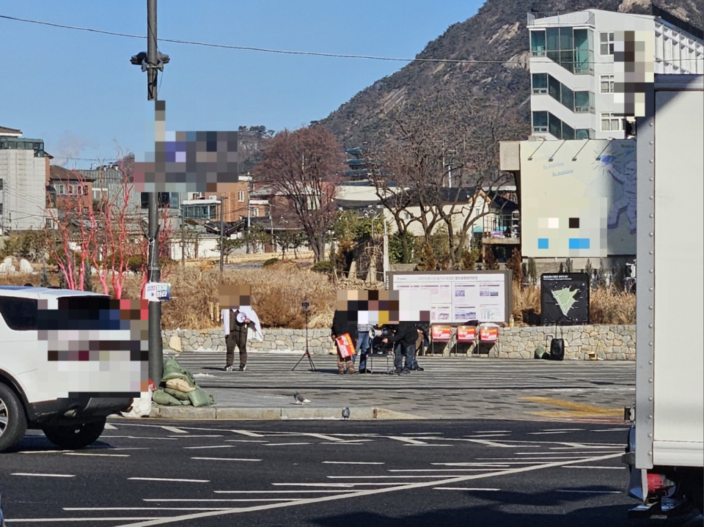 오전 9시쯤 서울 종로구 송현공원 일대에서 열린 탄핵 찬성 집회 지지자가 집회를 이어가고 있는 모습/사진=박상혁 기자