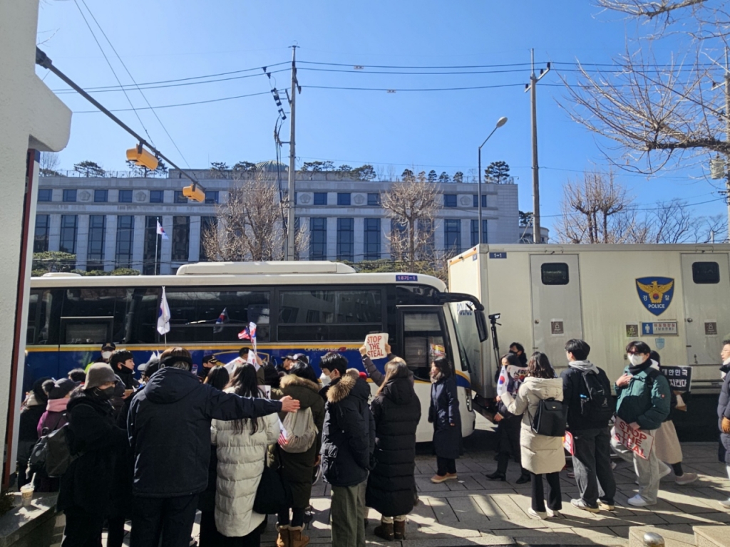 오후 1시쯤 2~30대 윤 대통령 지지자들이 헌법재판소 앞에서 집회를 이어가고 있는 모습/사진=박상혁 기자