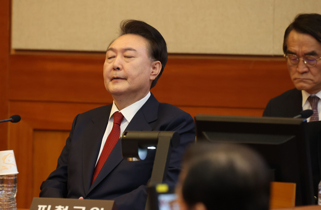 윤석열 대통령이 13일 서울 종로구 헌법재판소에서 열린 탄핵심판 8차 변론에 출석해 생각에 잠겨 있다. /사진=뉴스1(사진공동취재단)