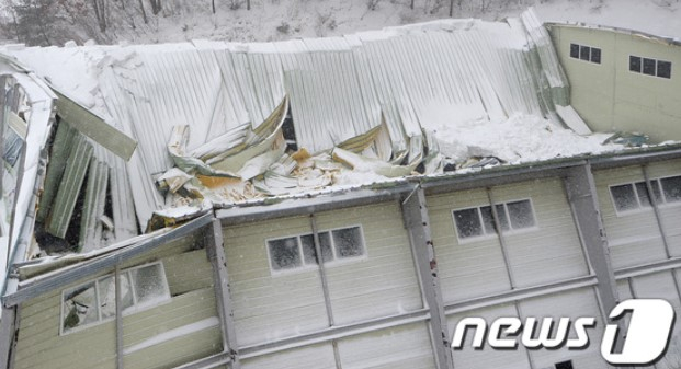 2014년 2월 경북 경주 마우나오션리조트 체육관 지붕 붕괴 사고 현장/사진=뉴스1