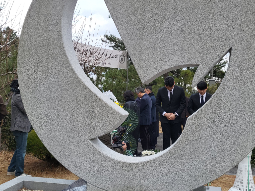 지난해 2월 부산외대 캠퍼스 내 추모공원에서 경주 마우나오션리조트 참사 10주기 추모식이 진행된 모습./사진=뉴시스