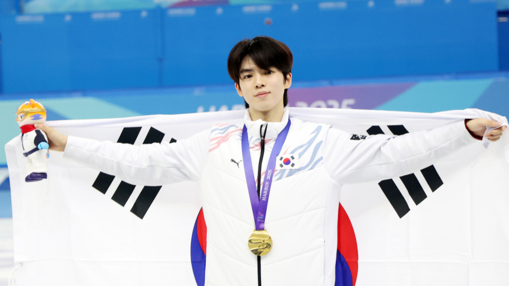 피겨스케이팅 선수 차준환이 '2025 하얼빈 동계아시안게임' 피겨 남자 싱글 프리스케이팅에서 금메달을 차지한 뒤 태극기를 들고 기념촬영 중인 모습. /사진=뉴스1
