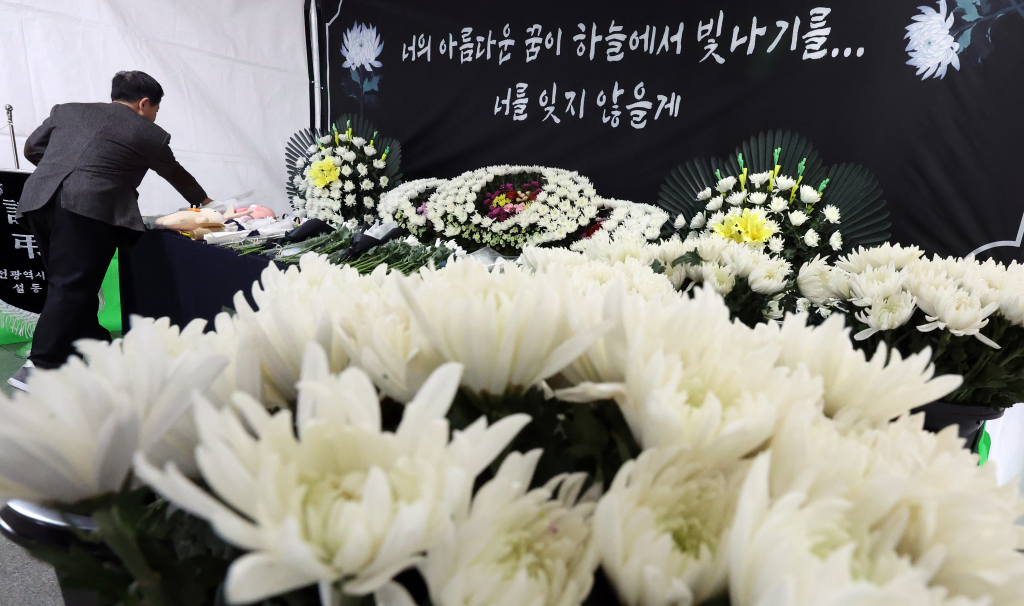 초등학생 피살사건이 발생한 대전 서구 관저동의 한 초등학교에 12일 합동분향소가 마련됐다. 분향소를 찾은 시민들이 고 김하늘 양을 추모하고 있다./사진=뉴시스.