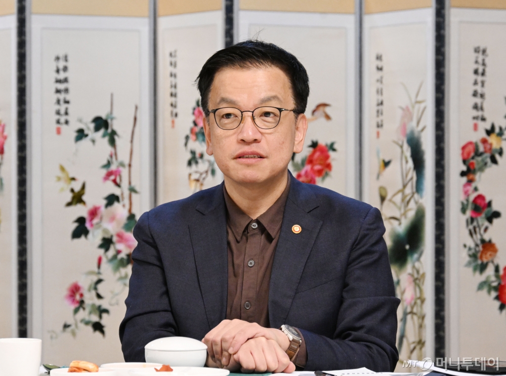 (서울=뉴스1) = 최상목 대통령 권한대행 부총리 겸 기획재정부 장관이 14일 오전 서울 종로구 정부서울청사에서 '거시경제·금융현안 간담회(F4 회의)'를 주재하고 있다. (기획재정부 제공. 재판매 및 DB금지) 2025.2.14/뉴스1  Copyright © 뉴스1. All rights reserved. 무단 전재 및 재배포,  AI학습 이용 금지. /사진=(서울=뉴스1)