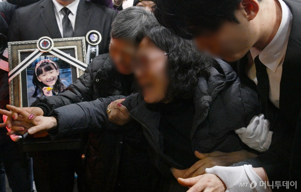 (대전=뉴스1) 김기태 기자 = 14일 오전 대전 서구 건양대병원 장례식장에서 김하늘양의 발인식이 엄수되고 있다. (공동취재) 2025.2.14/뉴스1  Copyright © 뉴스1. All rights reserved. 무단 전재 및 재배포,  AI학습 이용 금지. /사진=(대전=뉴스1) 김기태 기자