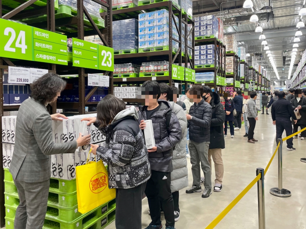 14일 오전 트레이더스 홀 세일 클럽이 23번째 점포 마곡점을 그랜드 오픈했다. 트레이더스는 오픈 기념 단독으로 김창수 위스키를 판매했다. 사진은 김창수 위스키 구매 대기줄. /사진=하수민기자 