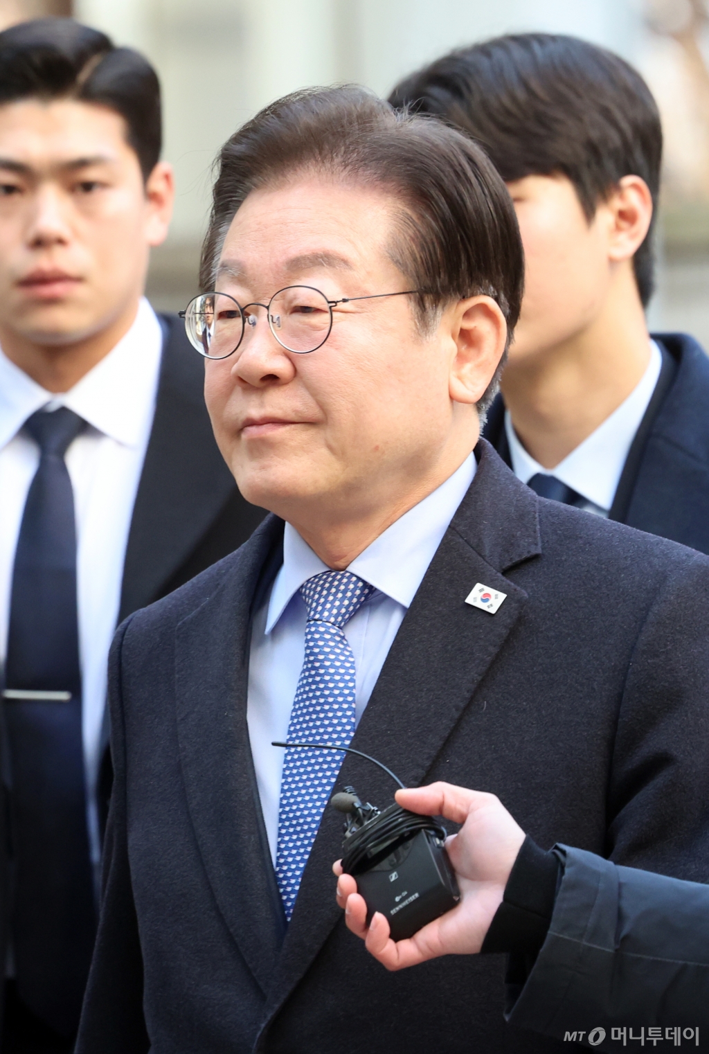 [서울=뉴시스]  이재명 더불어민주당 대표가 14일 오전 서울 서초구 서울중앙지방법원에서 열린 '대장동 배임 및 성남FC 뇌물 의혹' 관련 특정범죄가중처벌등에관한법률위반 공판에 출석하고 있다. 2025.02.14. 